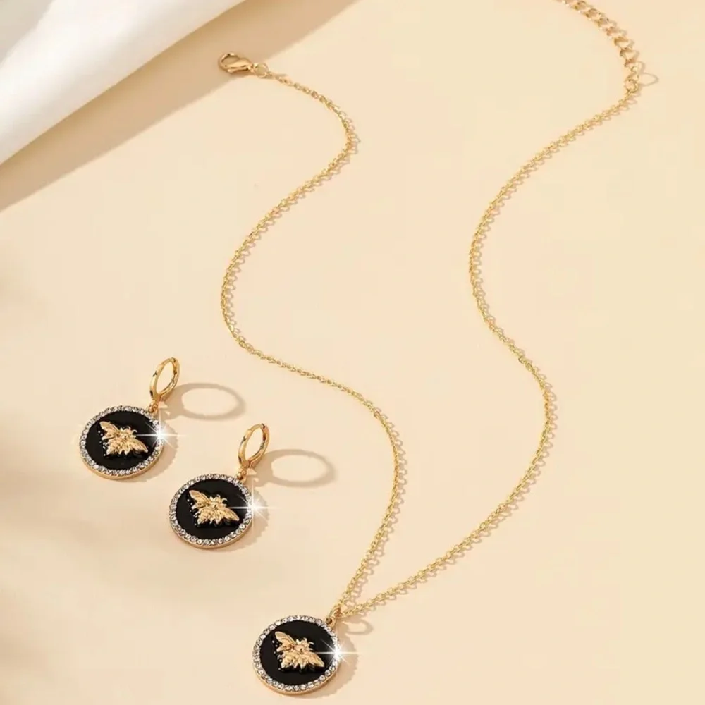 Elegant Luxury Designer Pendant Necklace - NEW